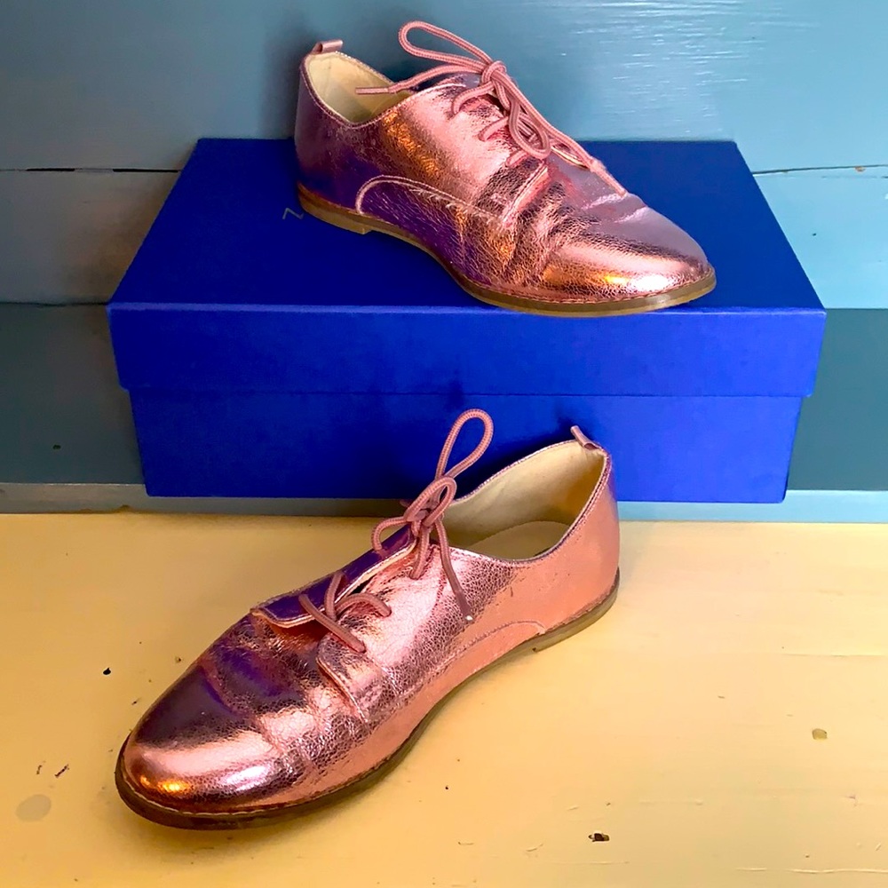 Shiny rose gold slight pointy shoes